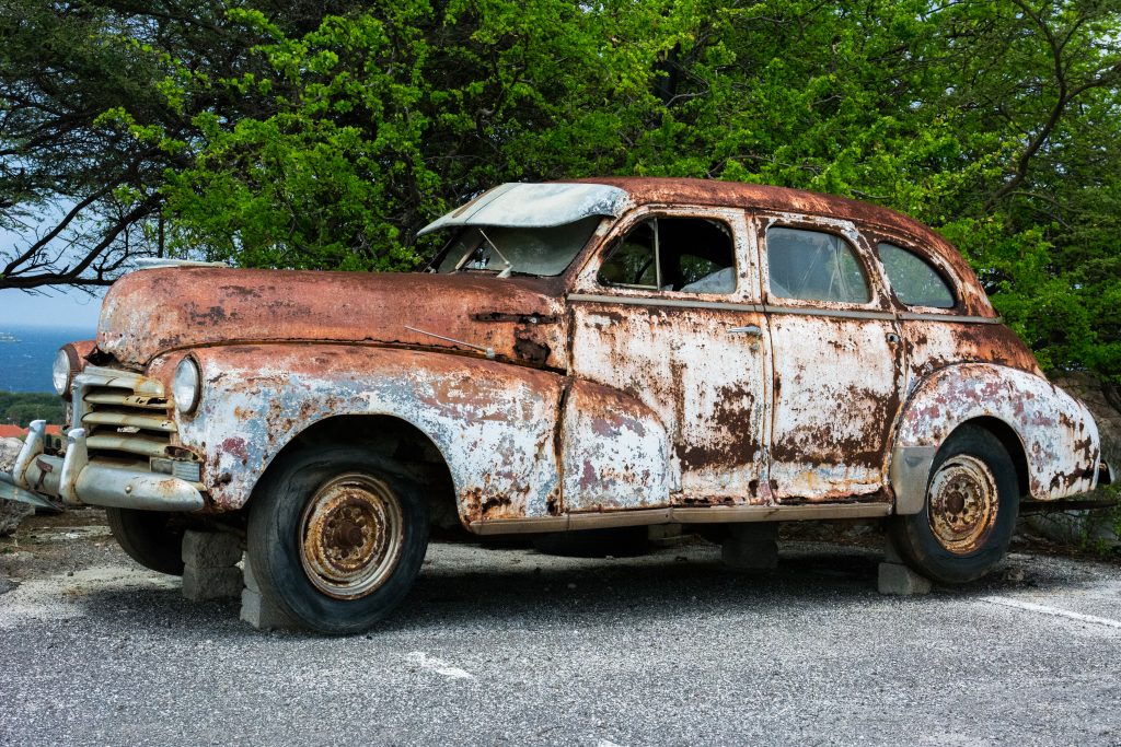 An old rusty car